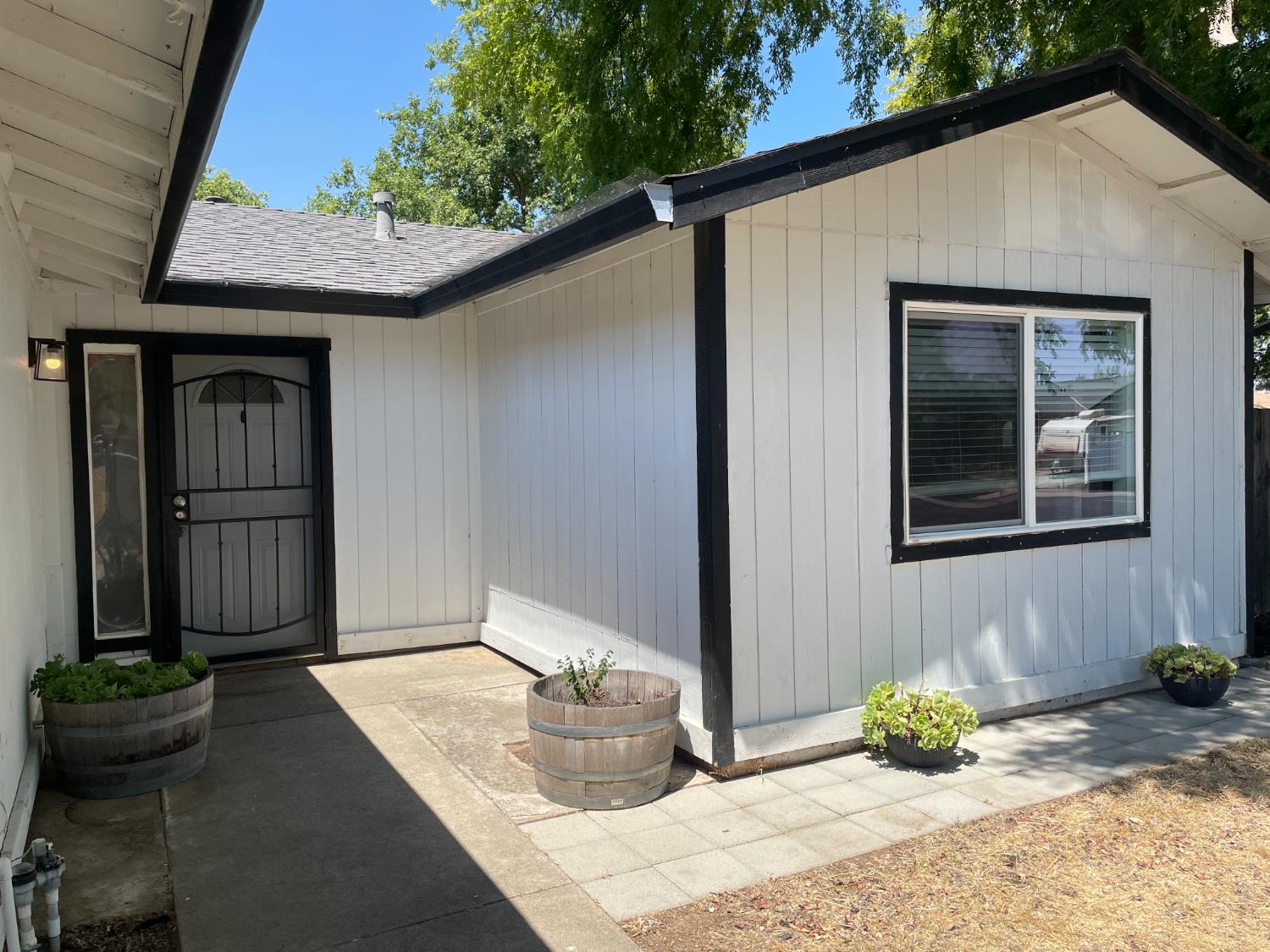 Detail Gallery Image 2 of 32 For 9185 Clendenen Way, Sacramento,  CA 95826 - 3 Beds | 2 Baths