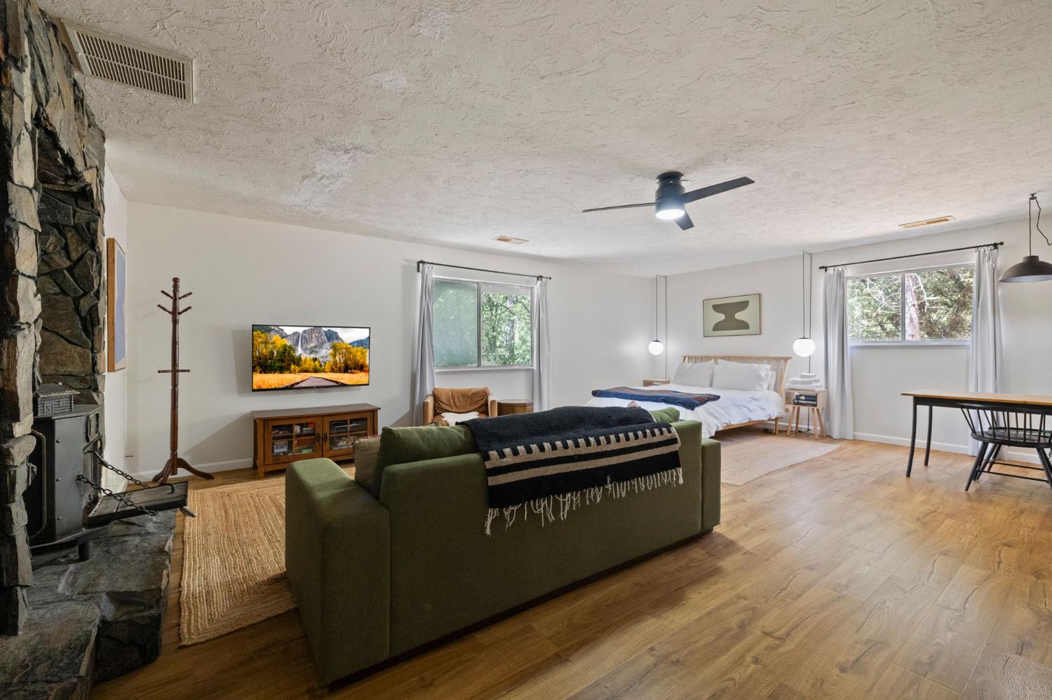 Detail Gallery Image 2 of 55 For 20018 Pine Mountain Dr, Groveland,  CA 95321 - 3 Beds | 3 Baths