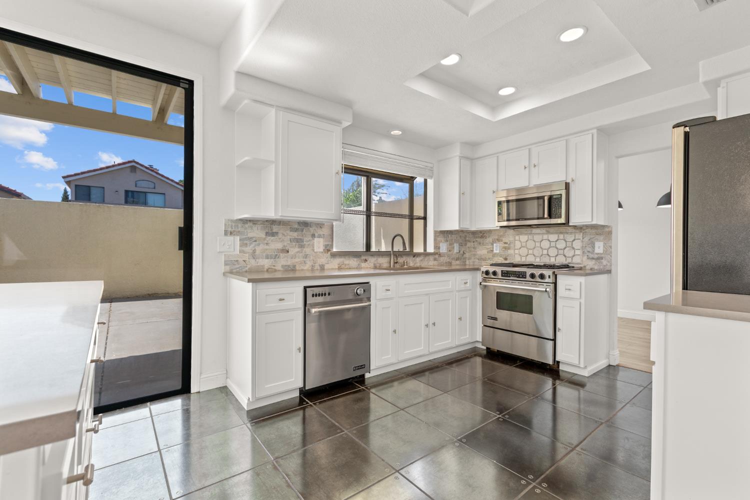 Detail Gallery Image 6 of 44 For 5038 Felicia Way, Elk Grove,  CA 95758 - 3 Beds | 2/1 Baths