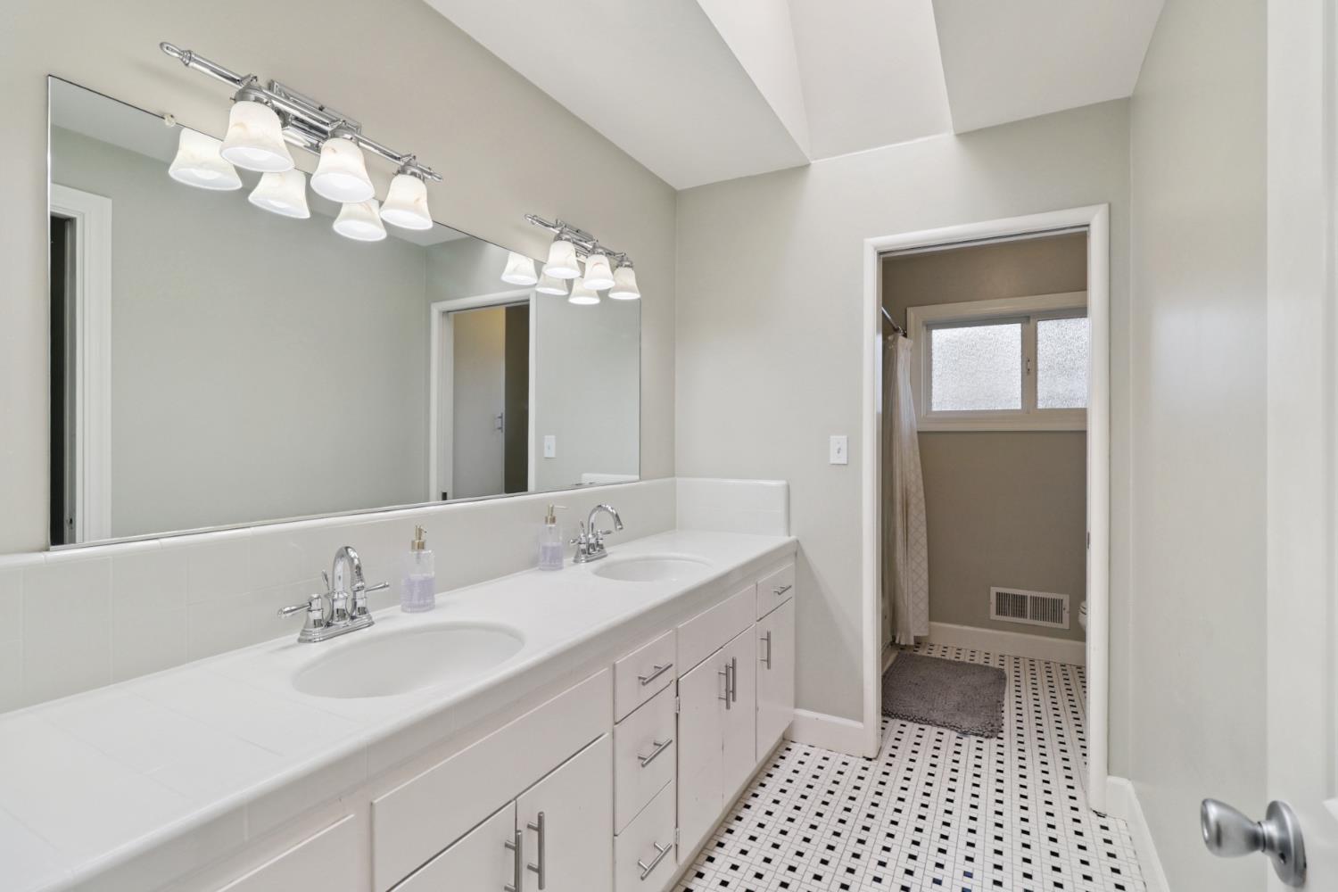 Detail Gallery Image 39 of 62 For 551 Thornley Way, Sacramento,  CA 95864 - 4 Beds | 2/1 Baths