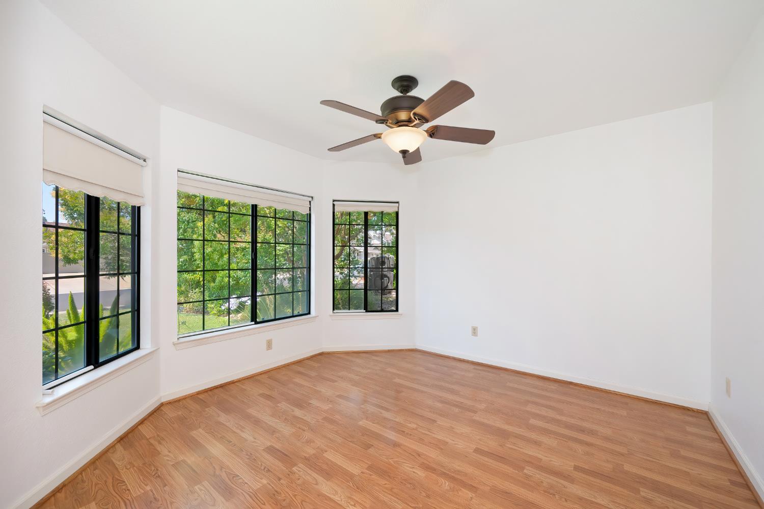 Detail Gallery Image 13 of 53 For 5408 E Brook Way, Elk Grove,  CA 95758 - 3 Beds | 2 Baths