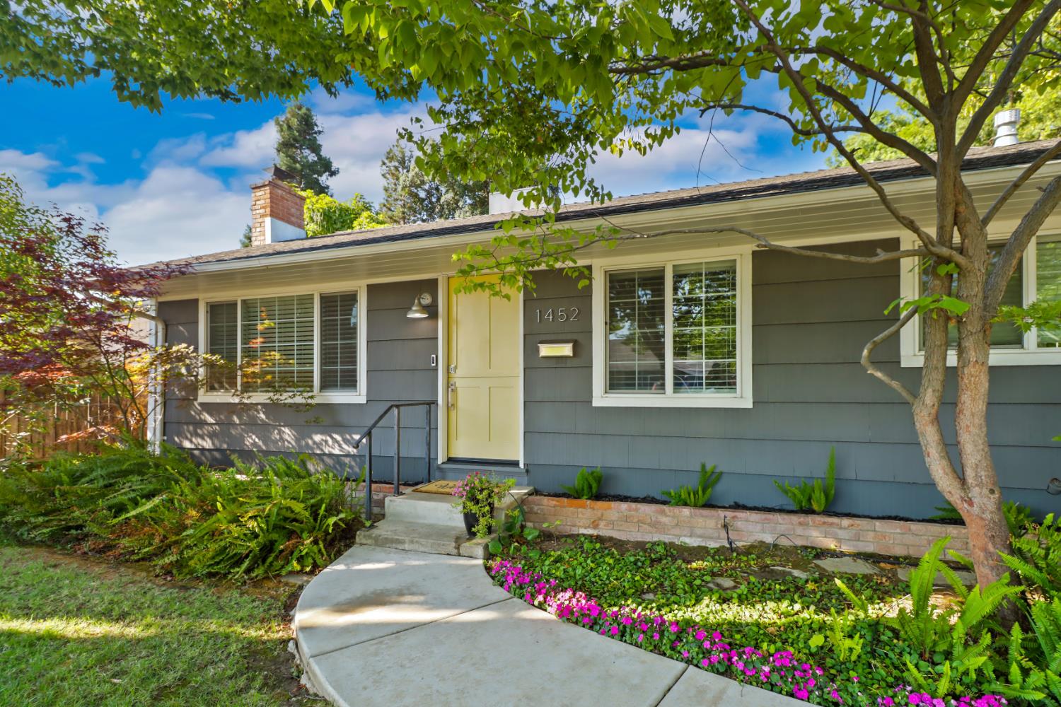 Detail Gallery Image 2 of 45 For 1452 Oregon Dr, Sacramento,  CA 95822 - 3 Beds | 2 Baths