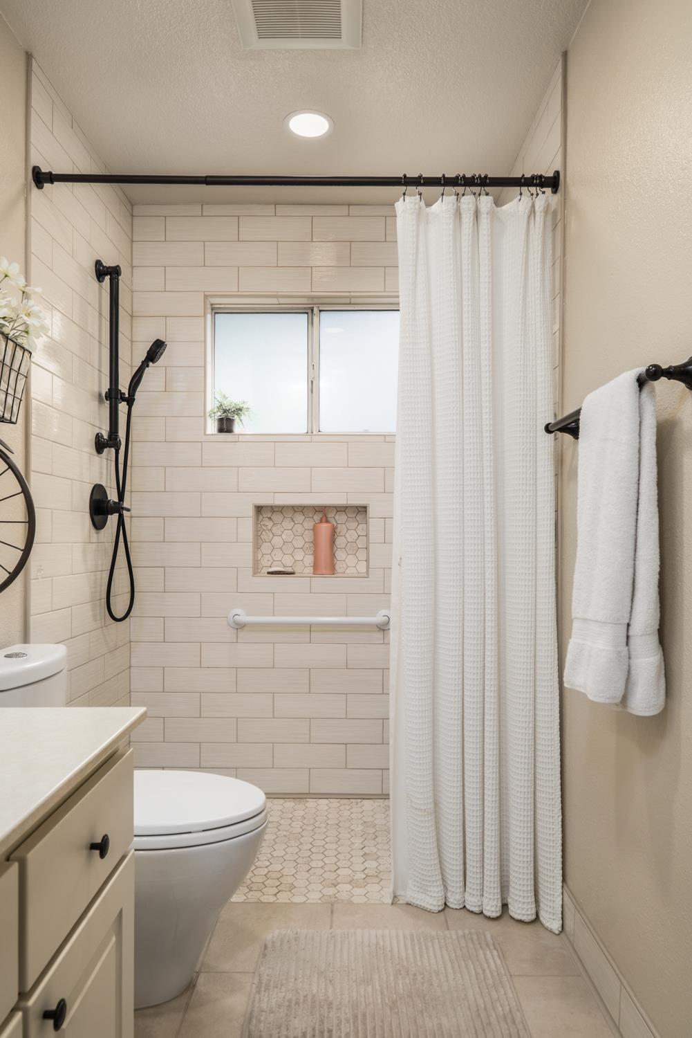 Detail Gallery Image 33 of 63 For 5148 Walnut Place Ln, Carmichael,  CA 95608 - 3 Beds | 2 Baths