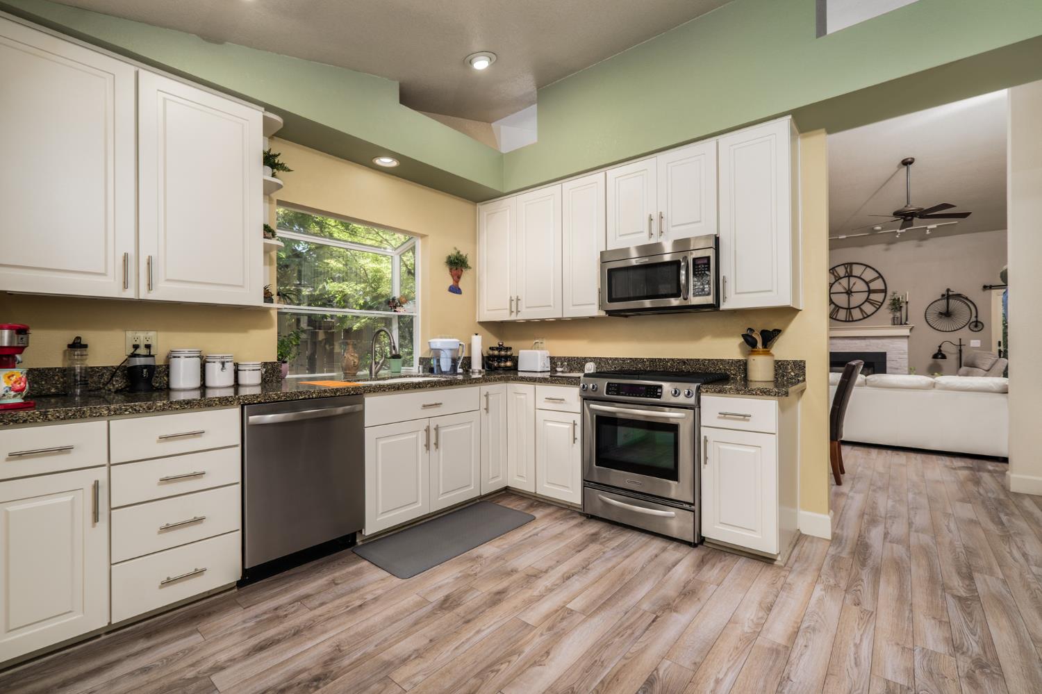 Detail Gallery Image 9 of 63 For 5148 Walnut Place Ln, Carmichael,  CA 95608 - 3 Beds | 2 Baths