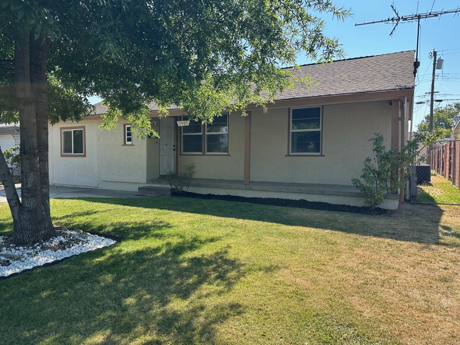 Detail Gallery Image 3 of 20 For 3905 Kern St, Sacramento,  CA 95838 - 2 Beds | 1 Baths