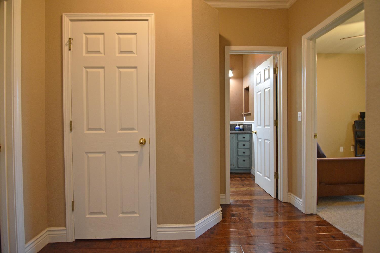 Detail Gallery Image 7 of 54 For 13702 Channel Ln, Waterford,  CA 95386 - 4 Beds | 3 Baths