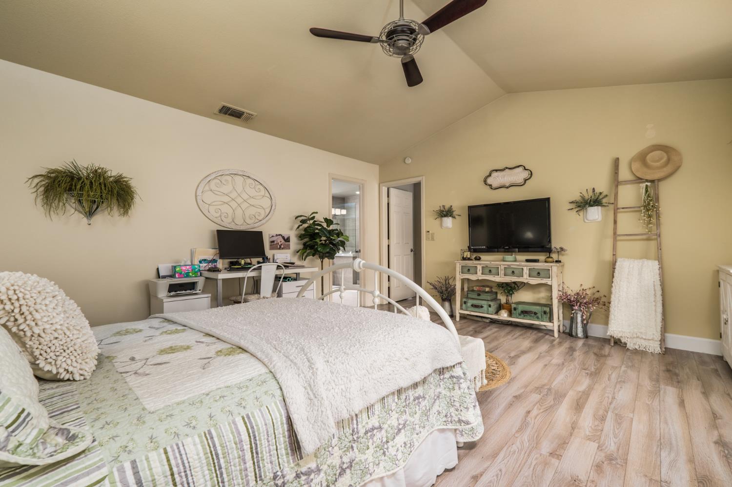 Detail Gallery Image 40 of 63 For 5148 Walnut Place Ln, Carmichael,  CA 95608 - 3 Beds | 2 Baths