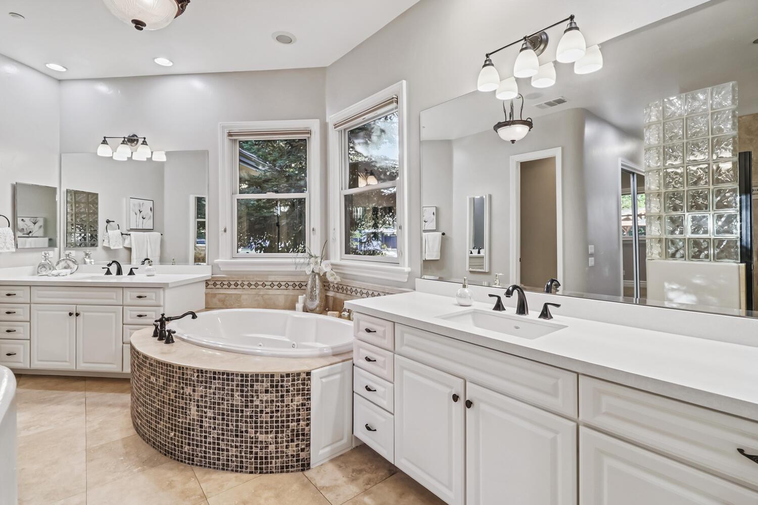 Detail Gallery Image 4 of 72 For 4900 Saint Augustine Dr, Elk Grove,  CA 95758 - 4 Beds | 4 Baths