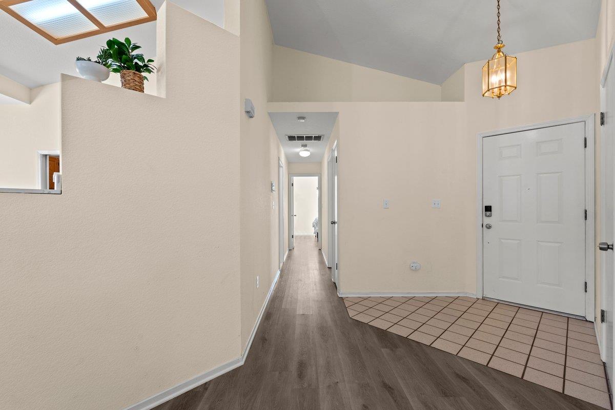 Detail Gallery Image 2 of 17 For 8435 Dartford Dr, Sacramento,  CA 95823 - 3 Beds | 2 Baths