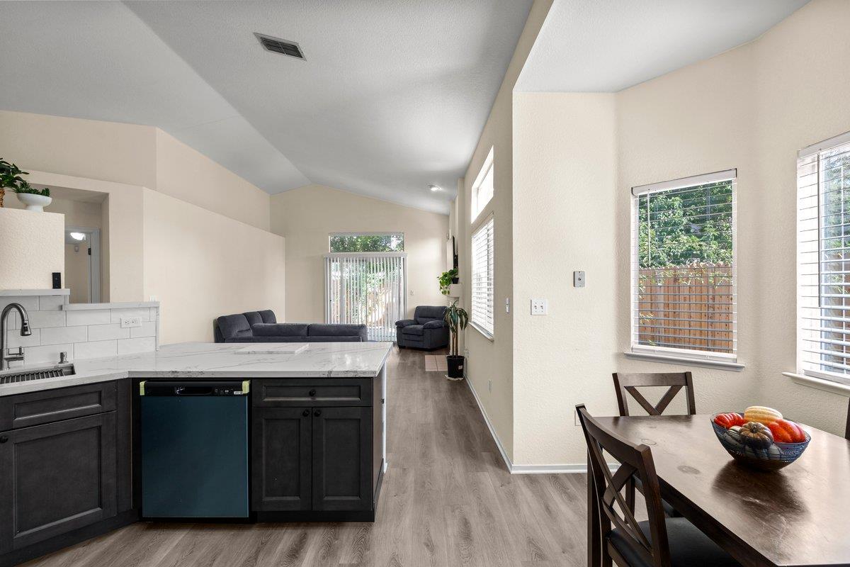 Detail Gallery Image 7 of 17 For 8435 Dartford Dr, Sacramento,  CA 95823 - 3 Beds | 2 Baths