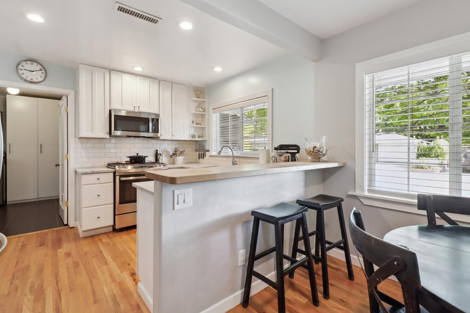 Detail Gallery Image 14 of 45 For 1452 Oregon Dr, Sacramento,  CA 95822 - 3 Beds | 2 Baths