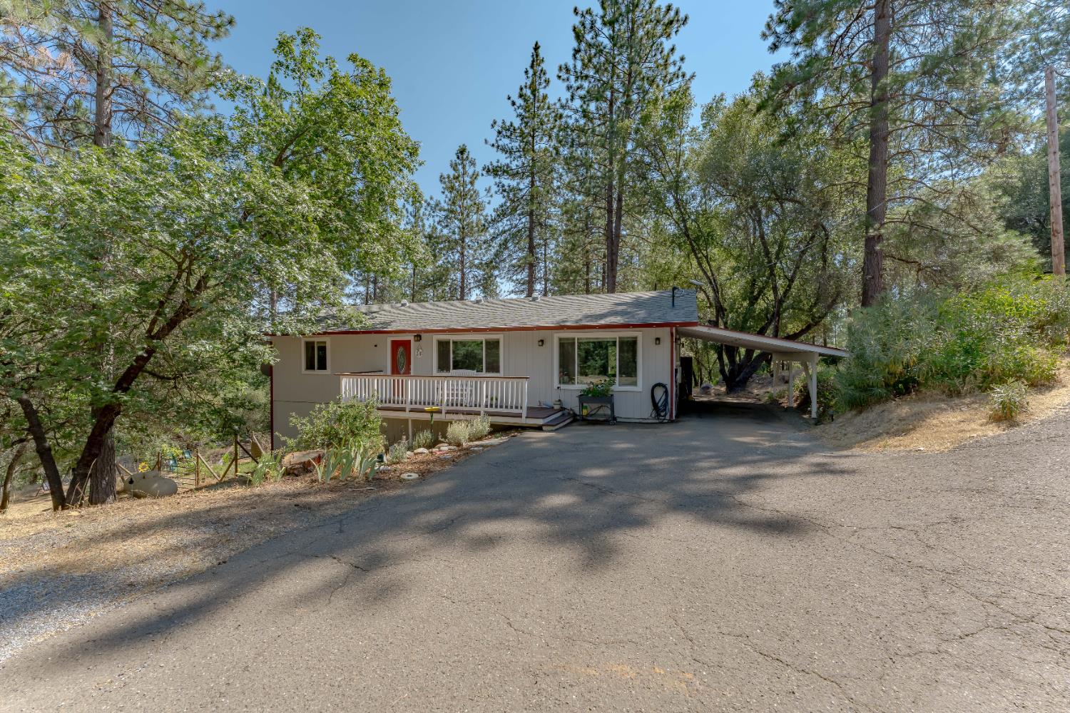 Detail Gallery Image 3 of 68 For 3980 Donner Trl, Placerville,  CA 95667 - 3 Beds | 2 Baths