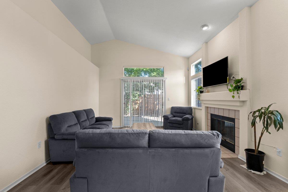 Detail Gallery Image 4 of 17 For 8435 Dartford Dr, Sacramento,  CA 95823 - 3 Beds | 2 Baths