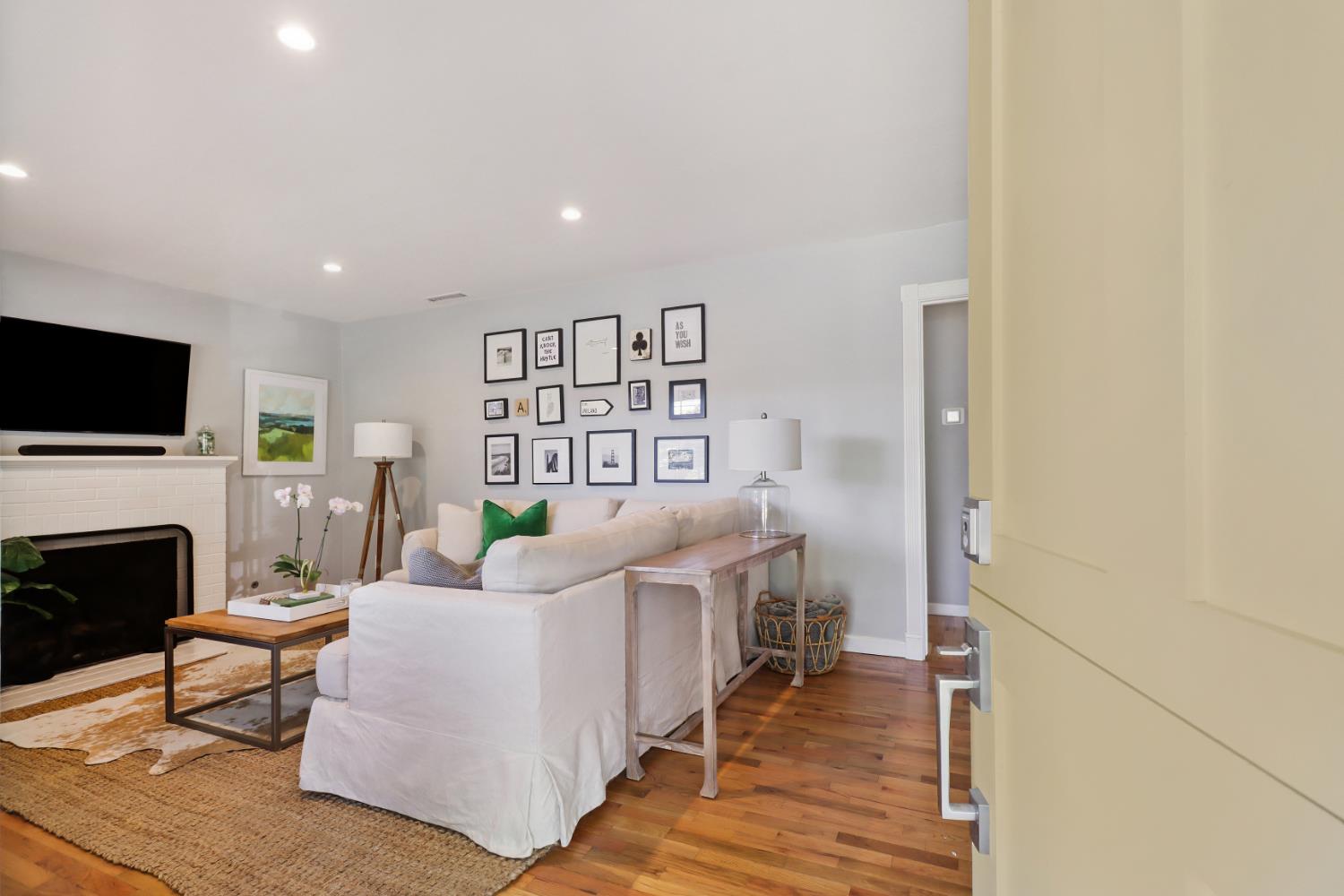 Detail Gallery Image 4 of 45 For 1452 Oregon Dr, Sacramento,  CA 95822 - 3 Beds | 2 Baths
