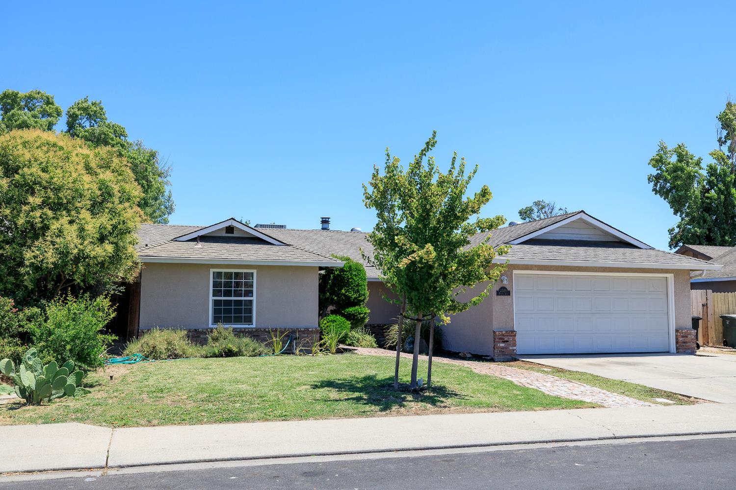 Detail Gallery Image 2 of 42 For 2020 Preston Ln, Modesto,  CA 95355 - 3 Beds | 2 Baths