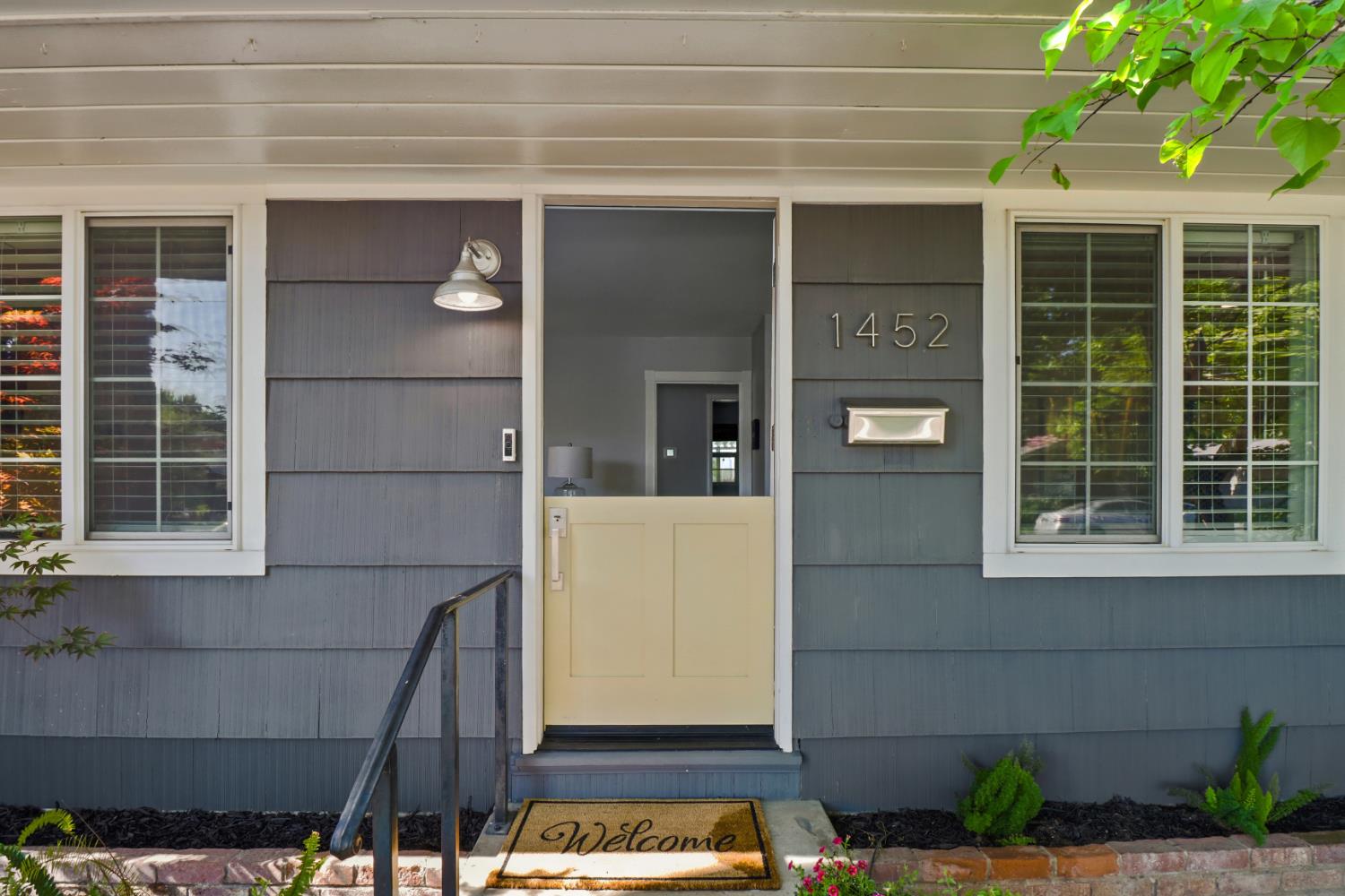 Detail Gallery Image 3 of 45 For 1452 Oregon Dr, Sacramento,  CA 95822 - 3 Beds | 2 Baths