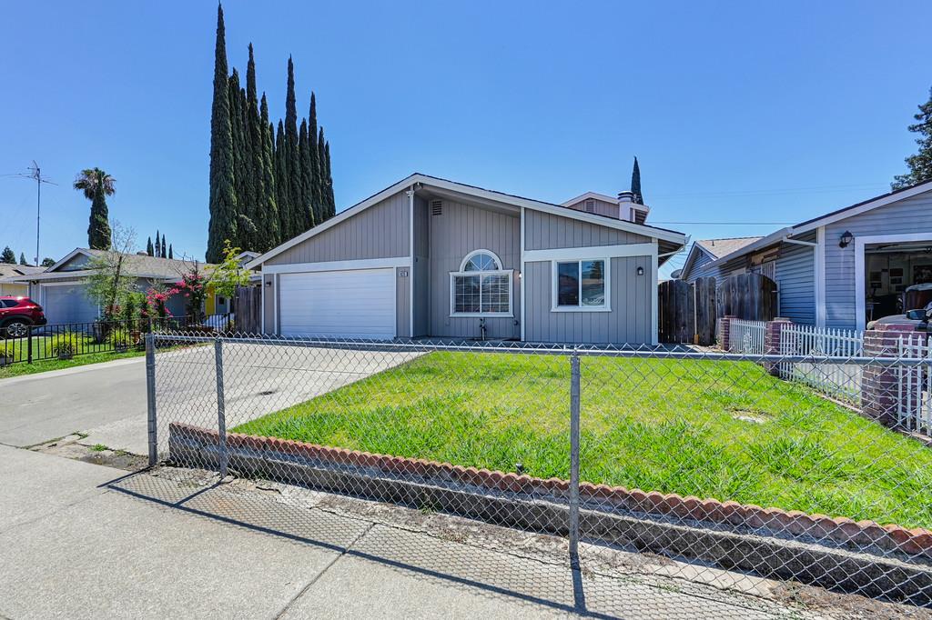 Detail Gallery Image 3 of 43 For 1025 Carrie St, West Sacramento,  CA 95605 - 3 Beds | 2 Baths