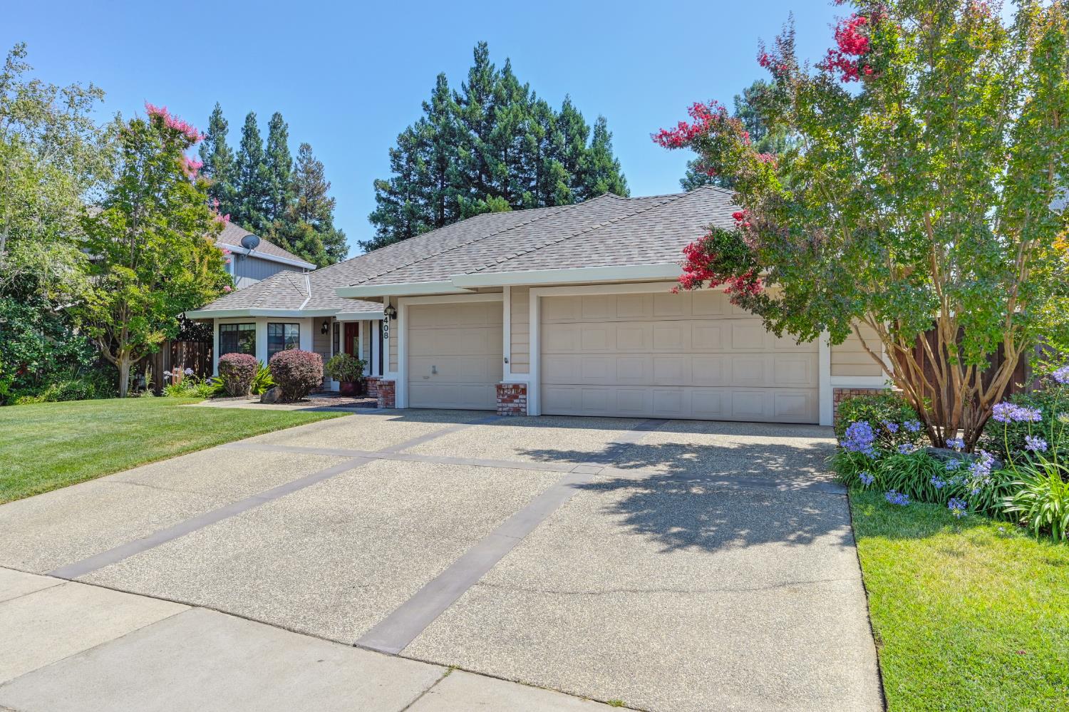 Detail Gallery Image 3 of 53 For 5408 E Brook Way, Elk Grove,  CA 95758 - 3 Beds | 2 Baths