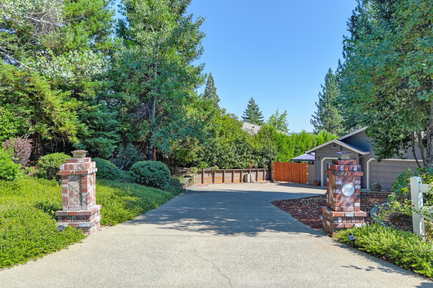 Detail Gallery Image 4 of 93 For 3505 Manzana Ct, Camino,  CA 95709 - 4 Beds | 2 Baths