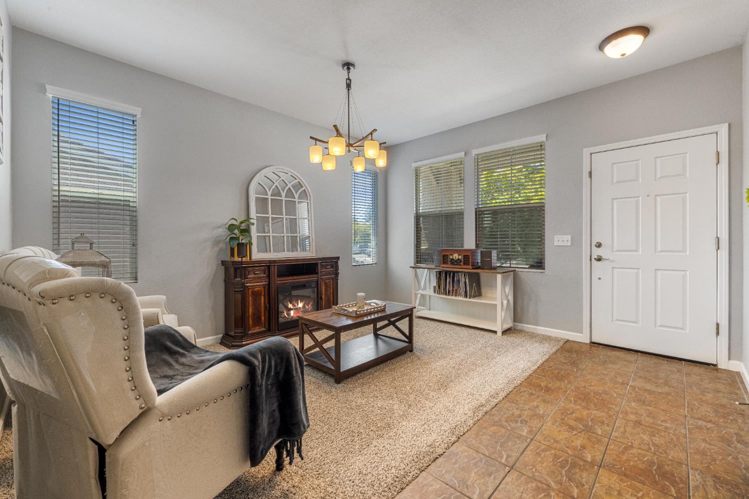 Detail Gallery Image 6 of 62 For 5422 Antique Rose Way, Riverbank,  CA 95367 - 3 Beds | 2/1 Baths