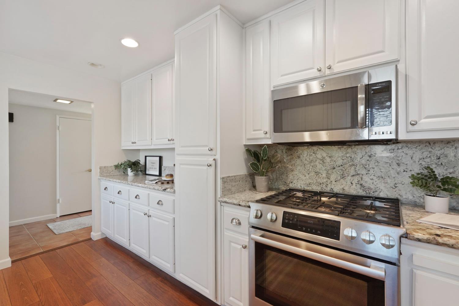 Detail Gallery Image 10 of 52 For 411 King Rd, Roseville,  CA 95678 - 4 Beds | 3 Baths