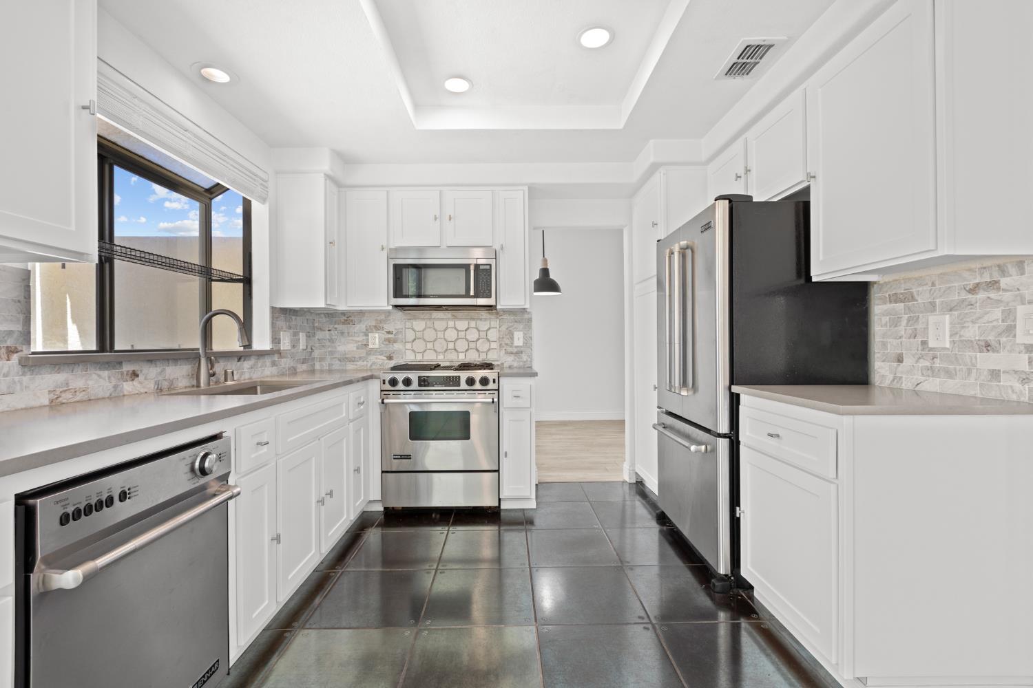 Detail Gallery Image 5 of 44 For 5038 Felicia Way, Elk Grove,  CA 95758 - 3 Beds | 2/1 Baths