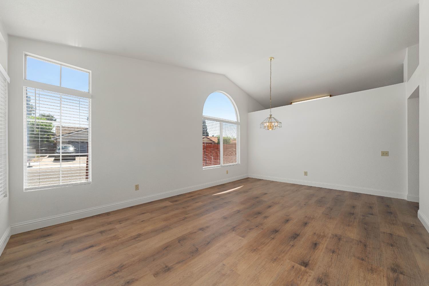 Detail Gallery Image 4 of 33 For 1 Afton Ct, Sacramento,  CA 95823 - 3 Beds | 2 Baths