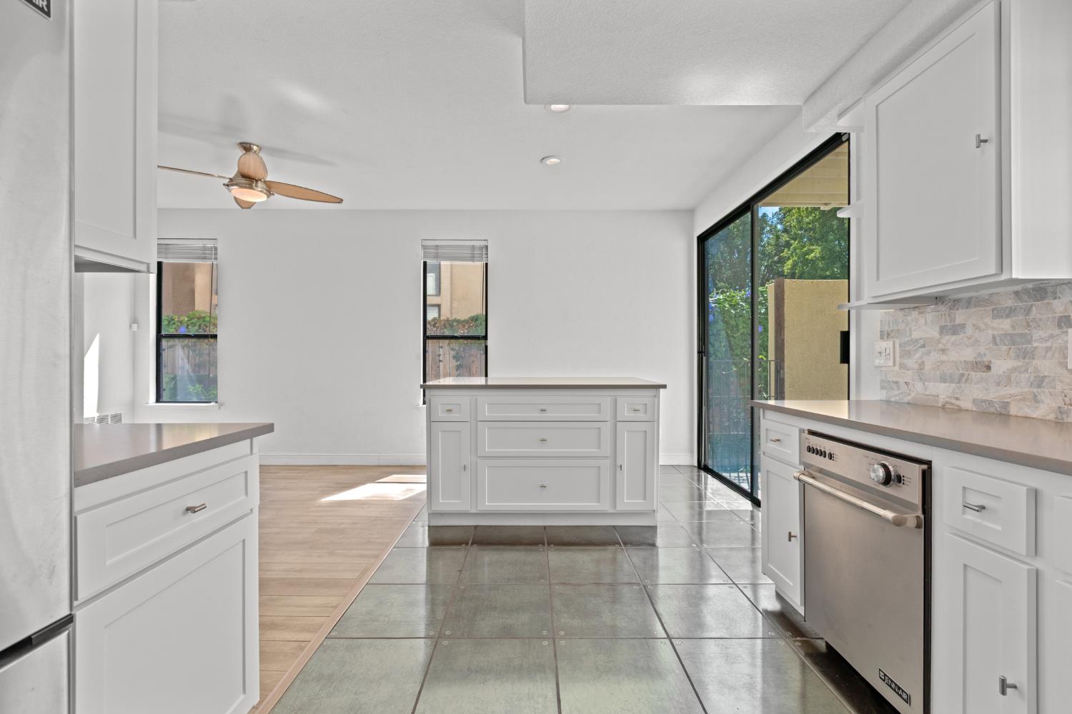 Detail Gallery Image 9 of 44 For 5038 Felicia Way, Elk Grove,  CA 95758 - 3 Beds | 2/1 Baths