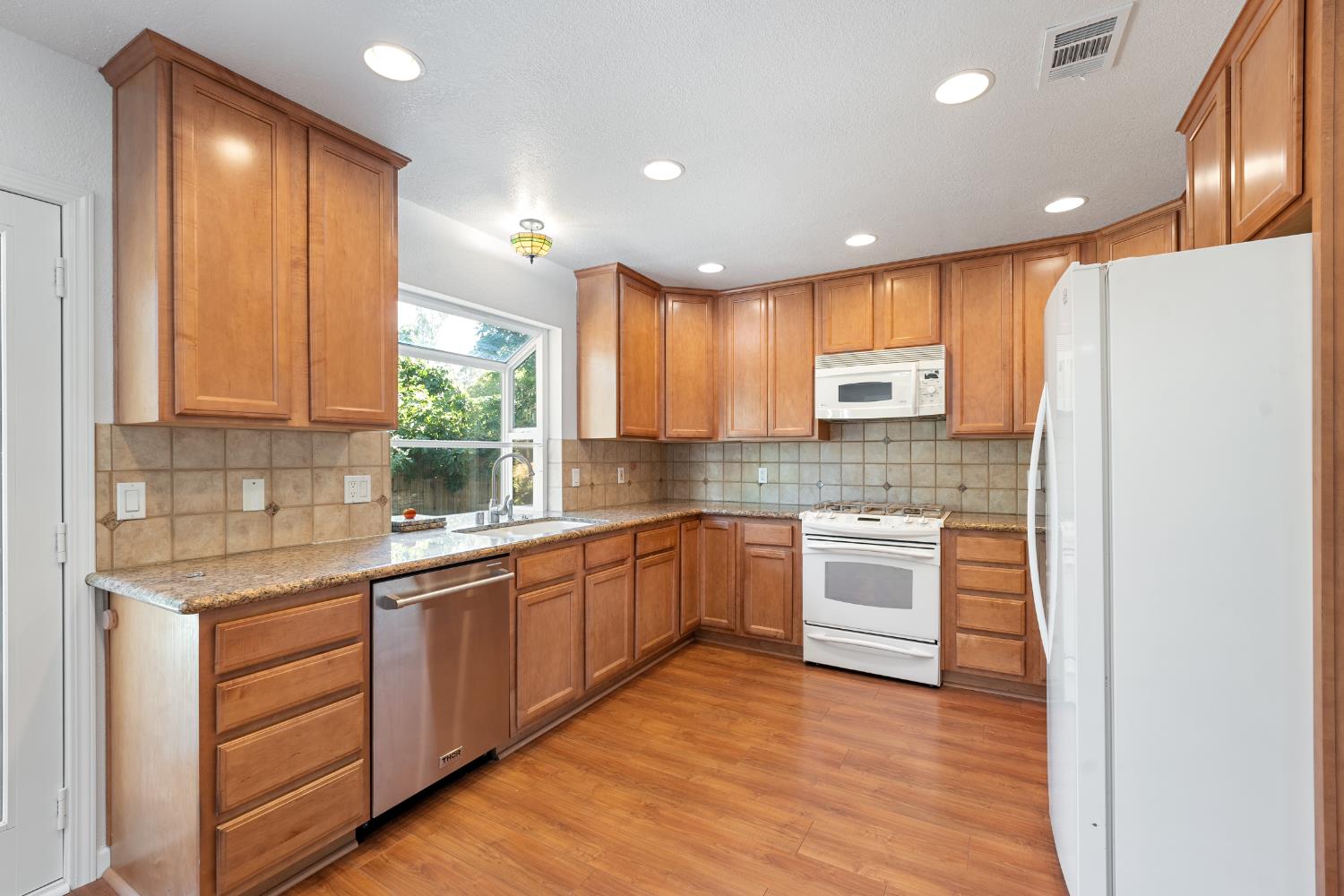 Detail Gallery Image 2 of 25 For 4509 Olivegate Dr, Fair Oaks,  CA 95628 - 4 Beds | 2/1 Baths