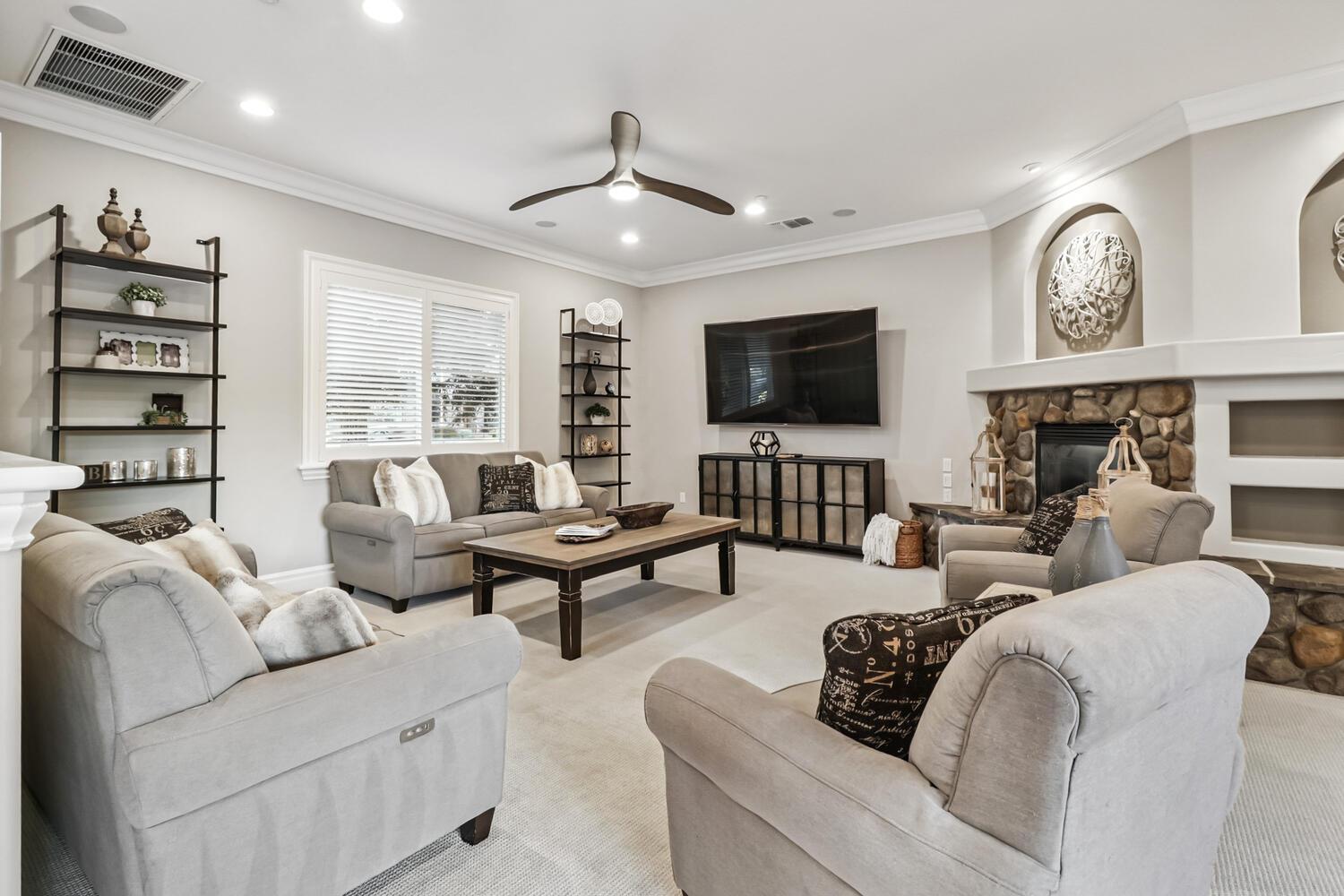 Detail Gallery Image 14 of 72 For 4900 Saint Augustine Dr, Elk Grove,  CA 95758 - 4 Beds | 4 Baths