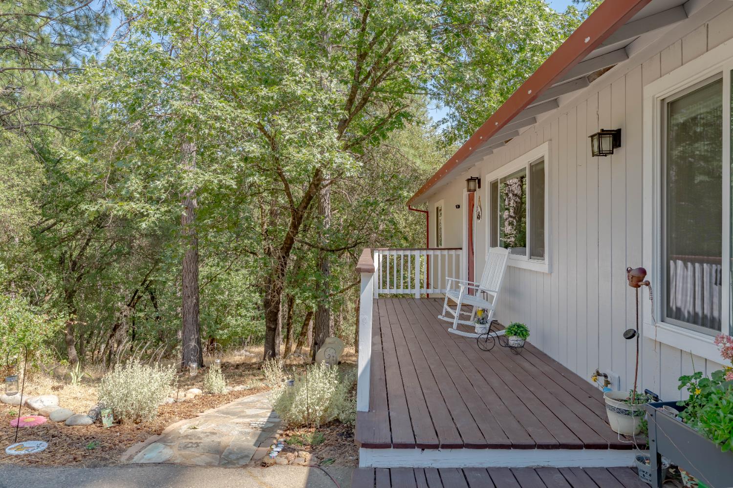 Detail Gallery Image 4 of 68 For 3980 Donner Trl, Placerville,  CA 95667 - 3 Beds | 2 Baths