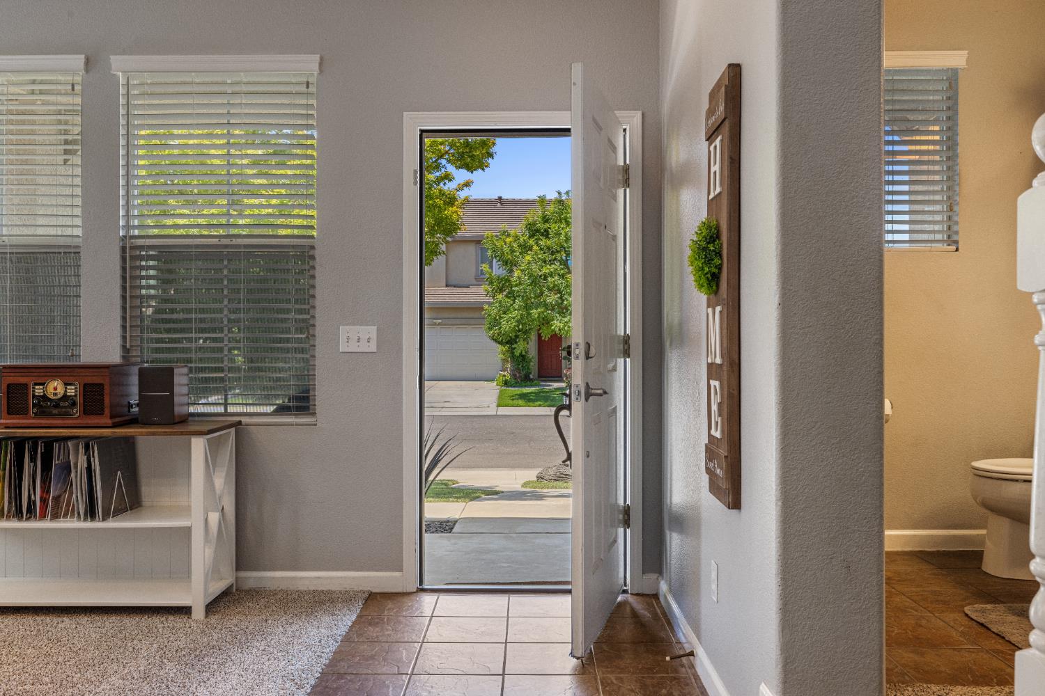 Detail Gallery Image 4 of 62 For 5422 Antique Rose Way, Riverbank,  CA 95367 - 3 Beds | 2/1 Baths