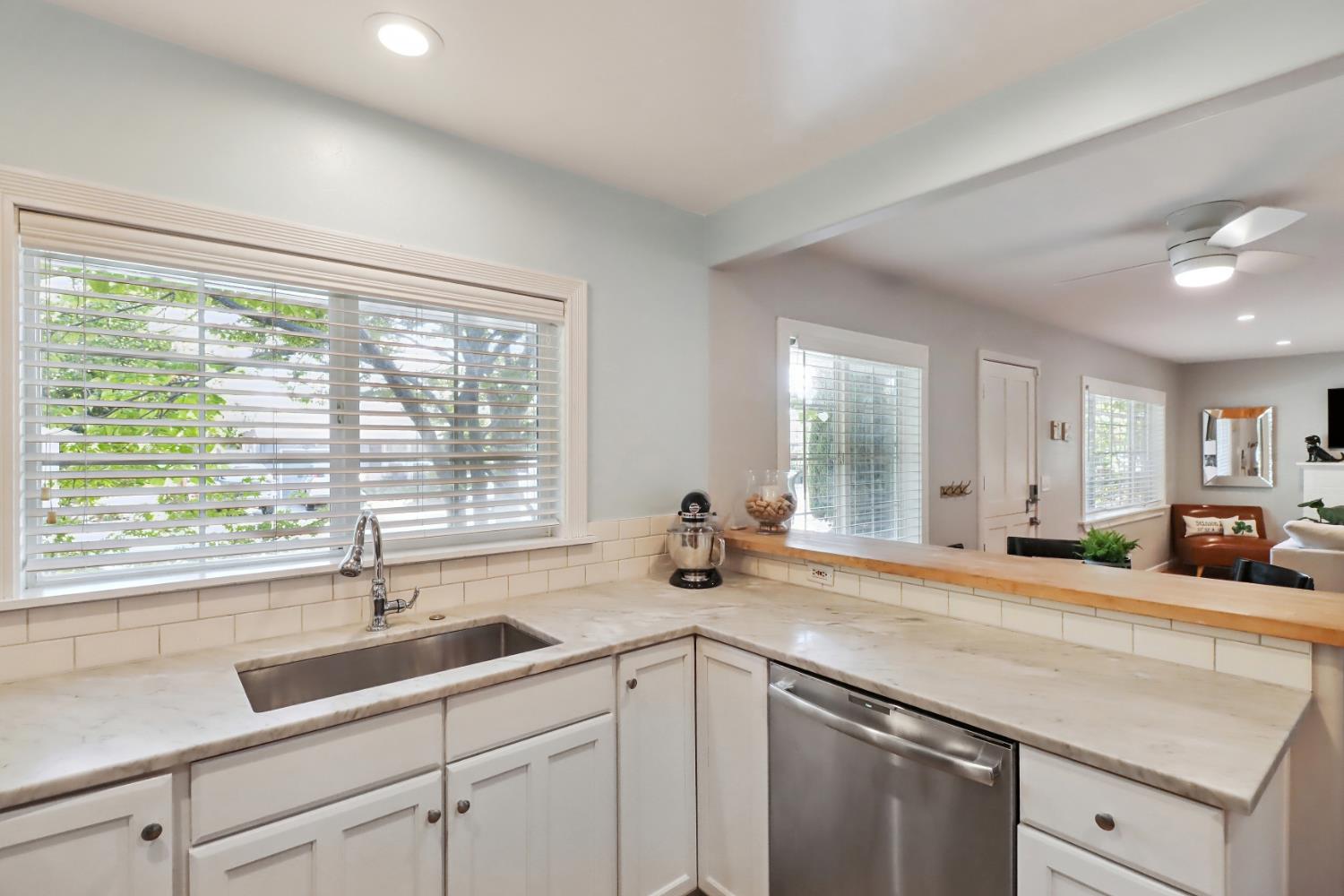 Detail Gallery Image 17 of 45 For 1452 Oregon Dr, Sacramento,  CA 95822 - 3 Beds | 2 Baths