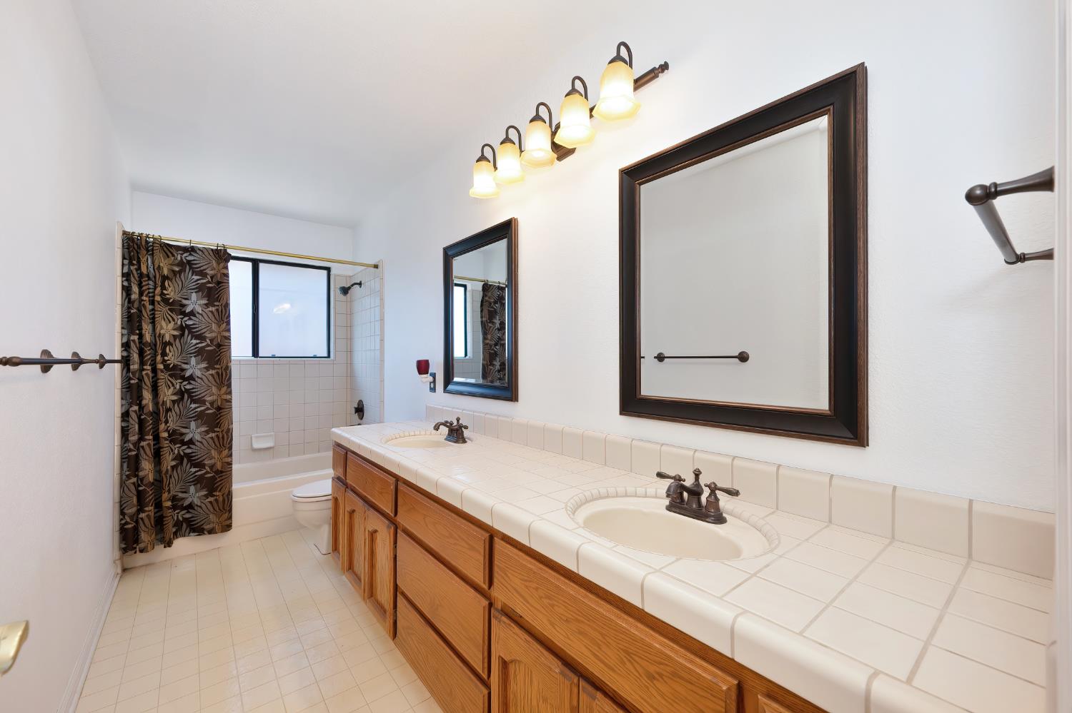 Detail Gallery Image 29 of 53 For 5408 E Brook Way, Elk Grove,  CA 95758 - 3 Beds | 2 Baths