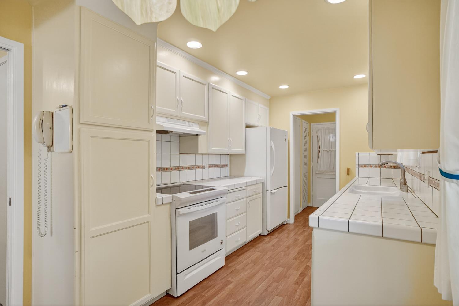 Detail Gallery Image 4 of 22 For 1004 Elm, Woodland,  CA 95695 - 3 Beds | 3 Baths