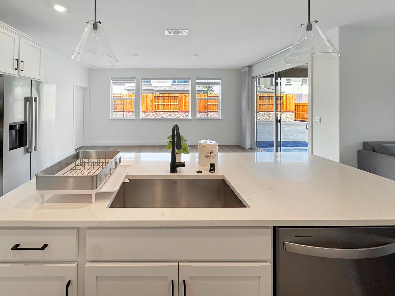 Detail Gallery Image 4 of 18 For 3279 Orso Grande St, Manteca,  CA 95337 - 5 Beds | 3/1 Baths