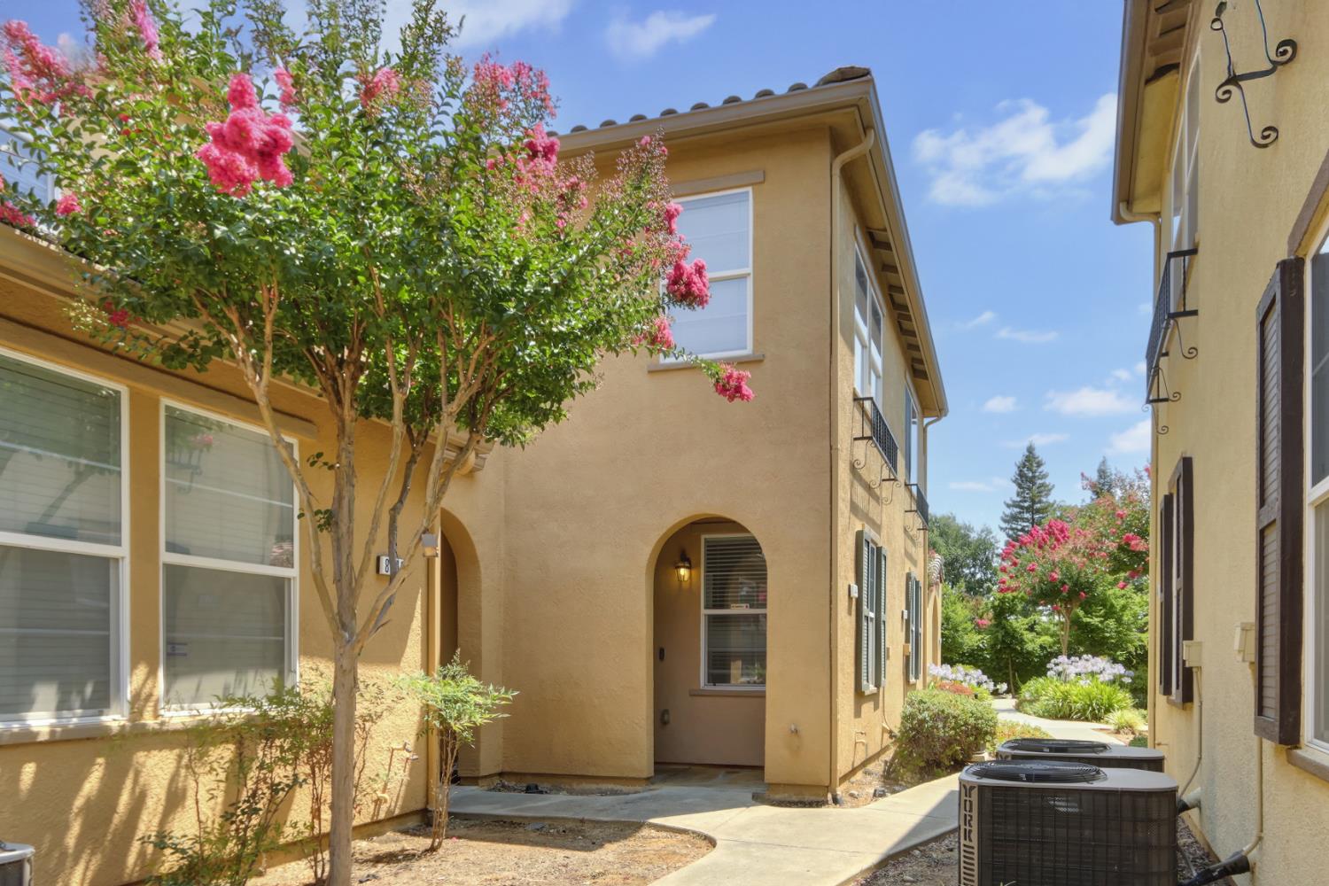 Detail Gallery Image 2 of 38 For 8444 Crystal Walk Cir #72,  Elk Grove,  CA 95758 - 2 Beds | 2 Baths
