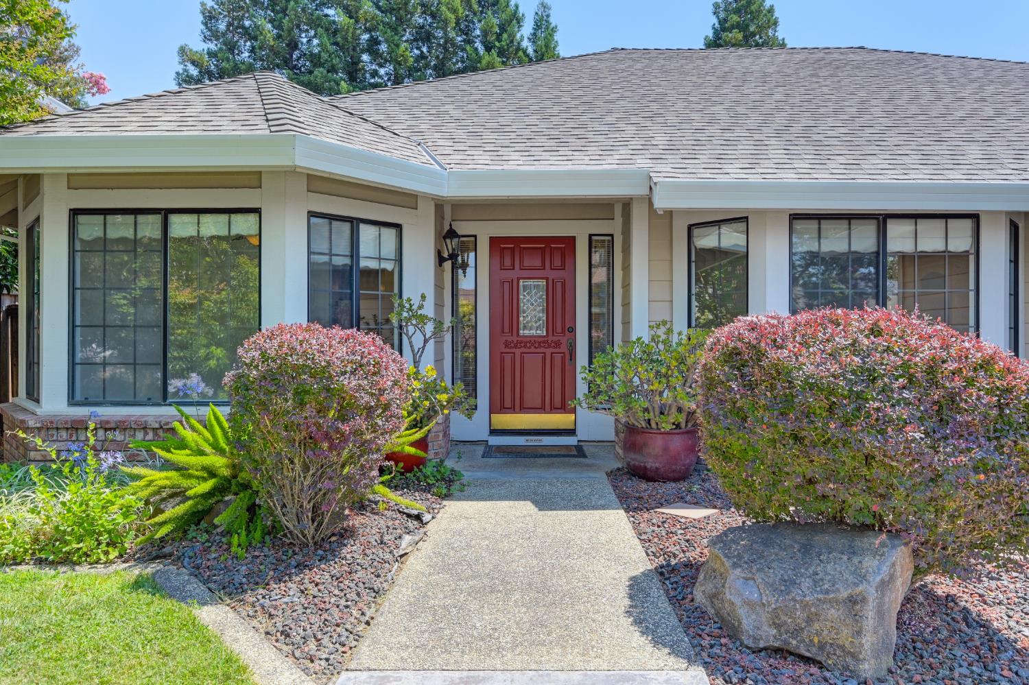 Detail Gallery Image 6 of 53 For 5408 E Brook Way, Elk Grove,  CA 95758 - 3 Beds | 2 Baths
