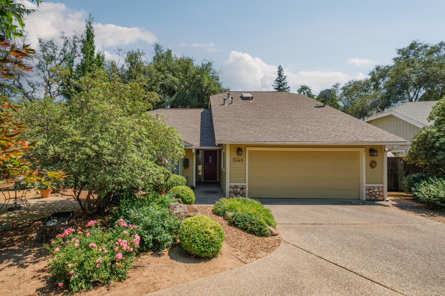 Detail Gallery Image 3 of 63 For 5148 Walnut Place Ln, Carmichael,  CA 95608 - 3 Beds | 2 Baths