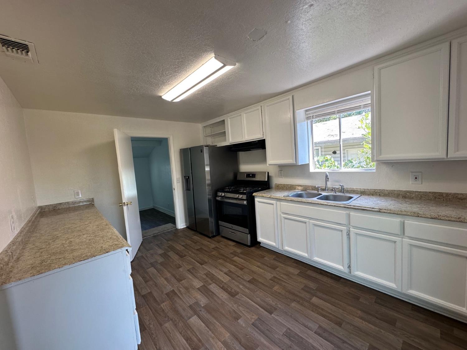 Detail Gallery Image 5 of 20 For 3905 Kern St, Sacramento,  CA 95838 - 2 Beds | 1 Baths
