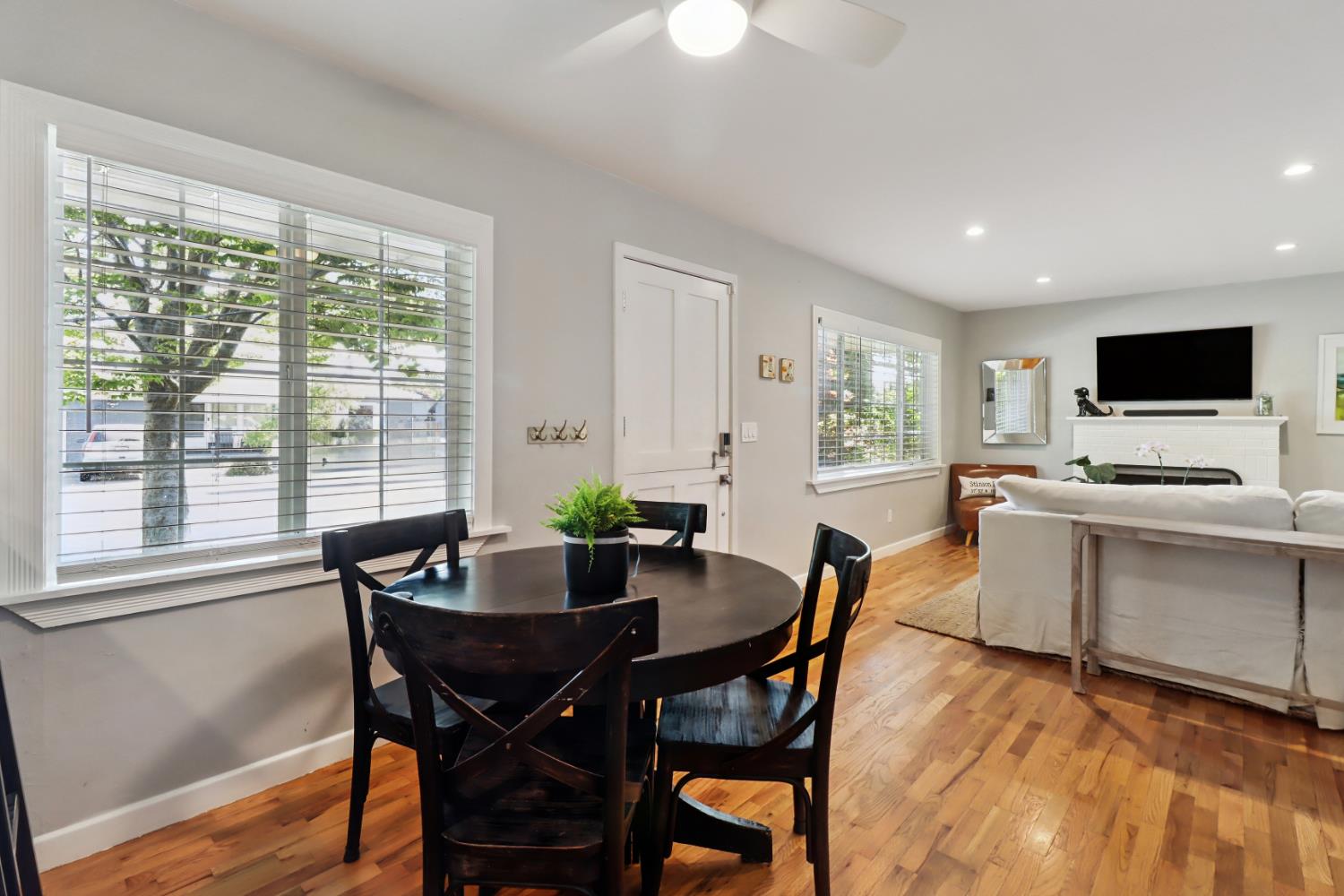 Detail Gallery Image 6 of 45 For 1452 Oregon Dr, Sacramento,  CA 95822 - 3 Beds | 2 Baths