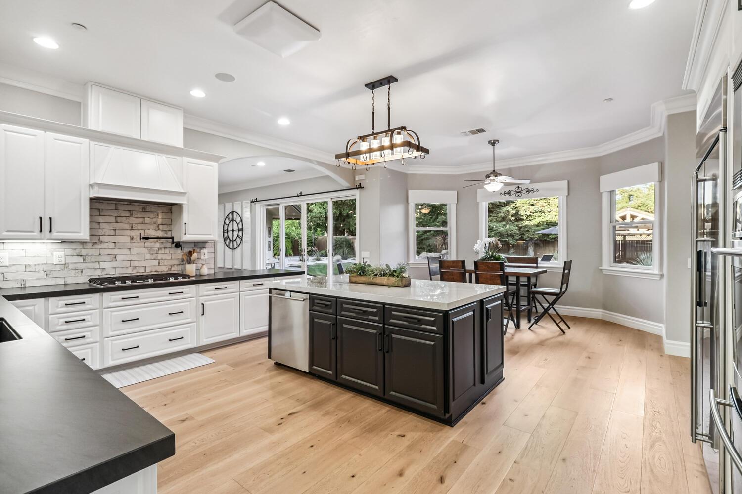 Detail Gallery Image 24 of 72 For 4900 Saint Augustine Dr, Elk Grove,  CA 95758 - 4 Beds | 4 Baths