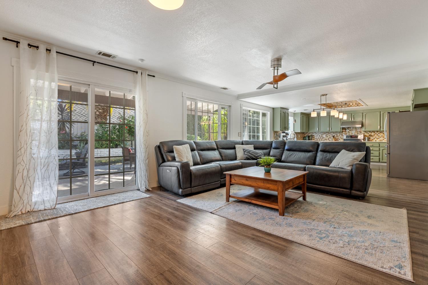 Detail Gallery Image 7 of 39 For 4008 Cromwell Cir, Modesto,  CA 95356 - 4 Beds | 2/1 Baths