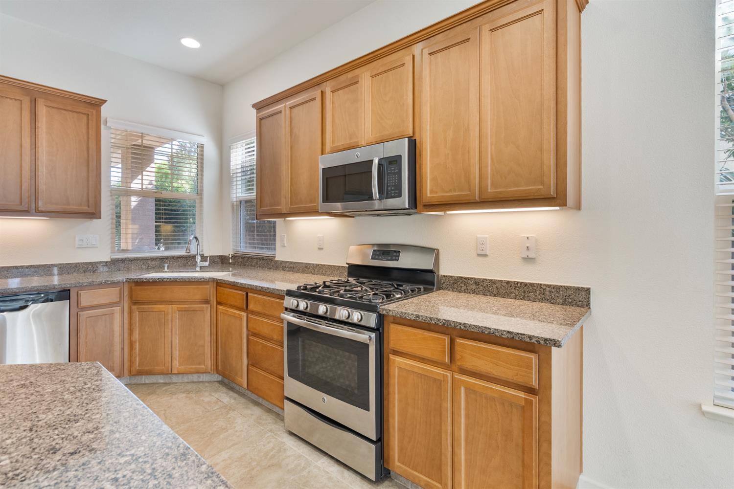 Detail Gallery Image 9 of 40 For 1149 Bellflower Way, Los Banos,  CA 93635 - 4 Beds | 2 Baths