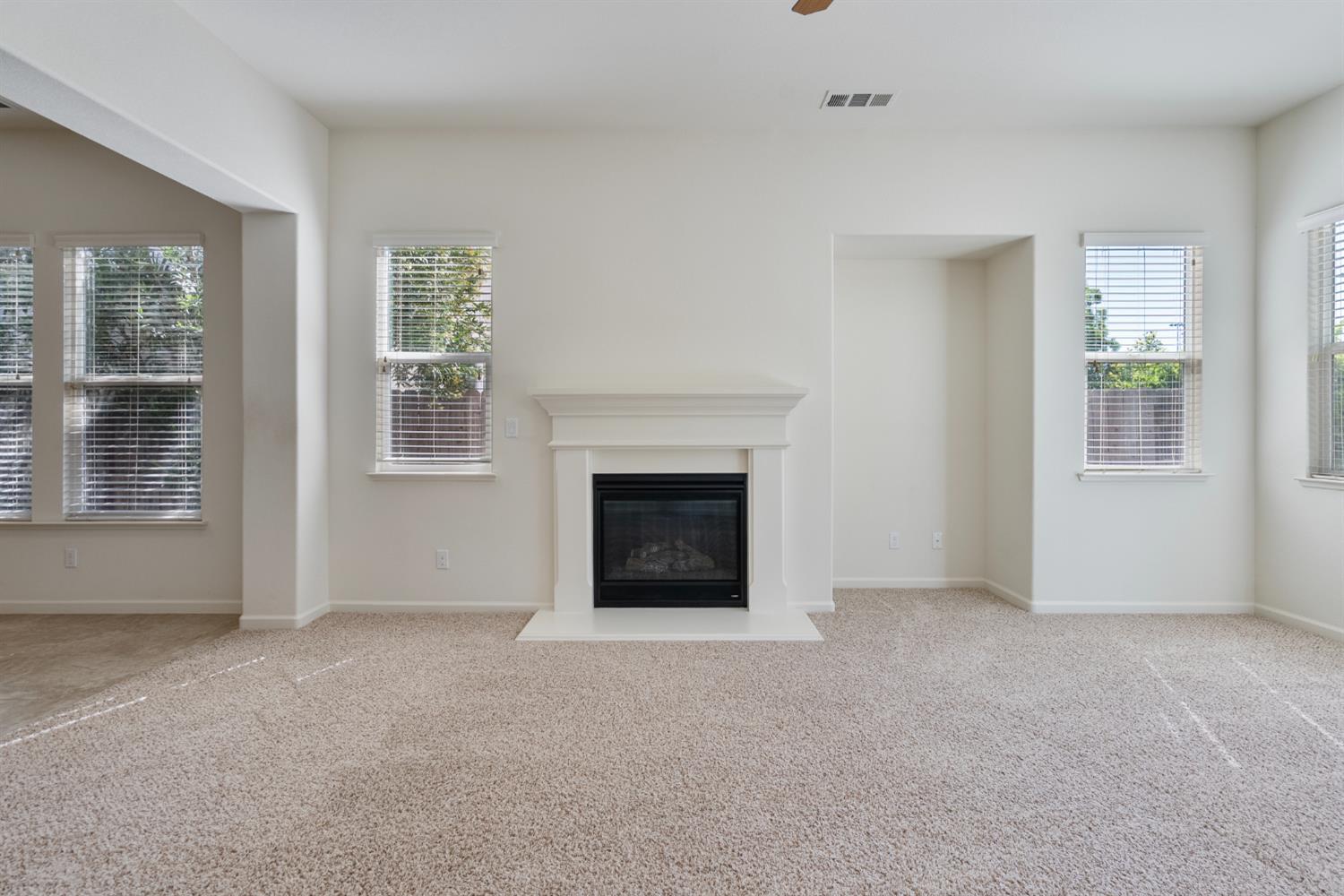 Detail Gallery Image 10 of 40 For 1149 Bellflower Way, Los Banos,  CA 93635 - 4 Beds | 2 Baths