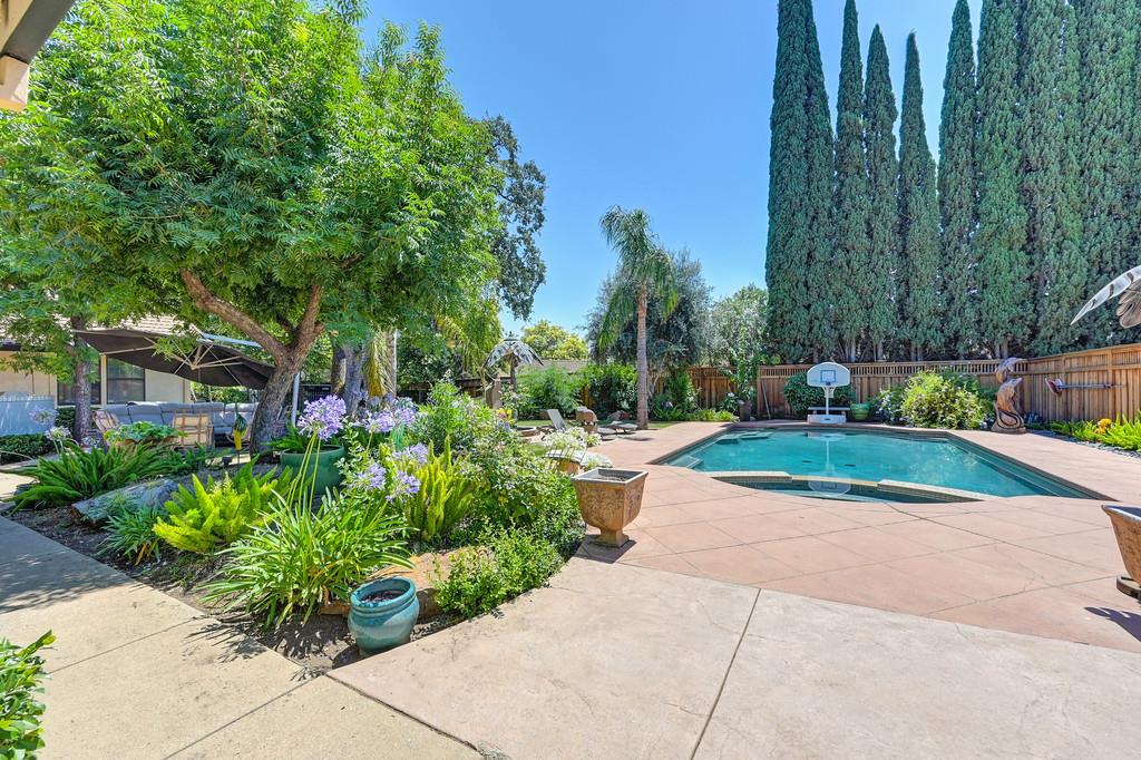 Detail Gallery Image 7 of 61 For 1801 Arroyo Dr, Auburn,  CA 95603 - 5 Beds | 4/1 Baths