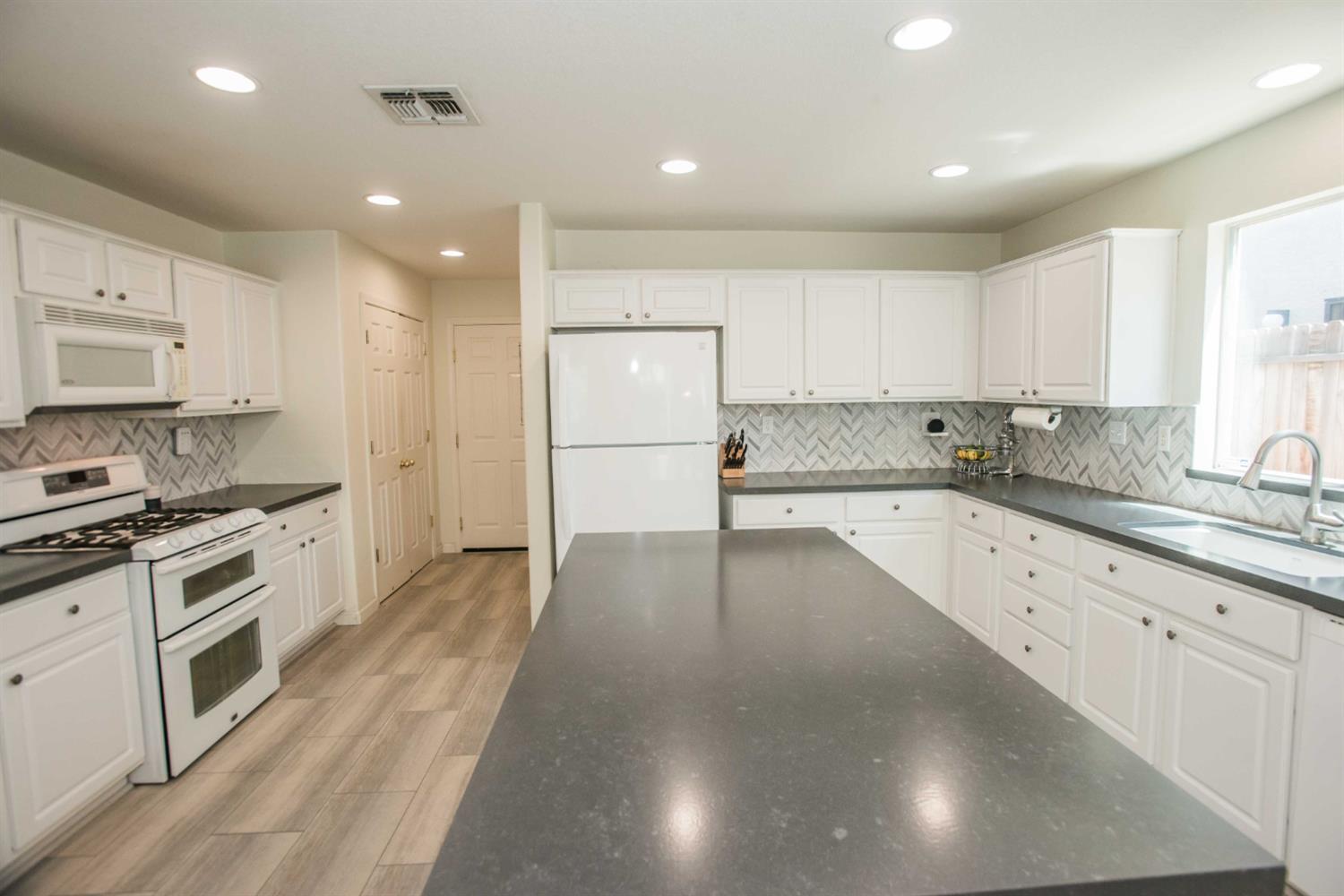 Detail Gallery Image 21 of 68 For 2210 Arnold Dr, Rocklin,  CA 95765 - 4 Beds | 2/1 Baths