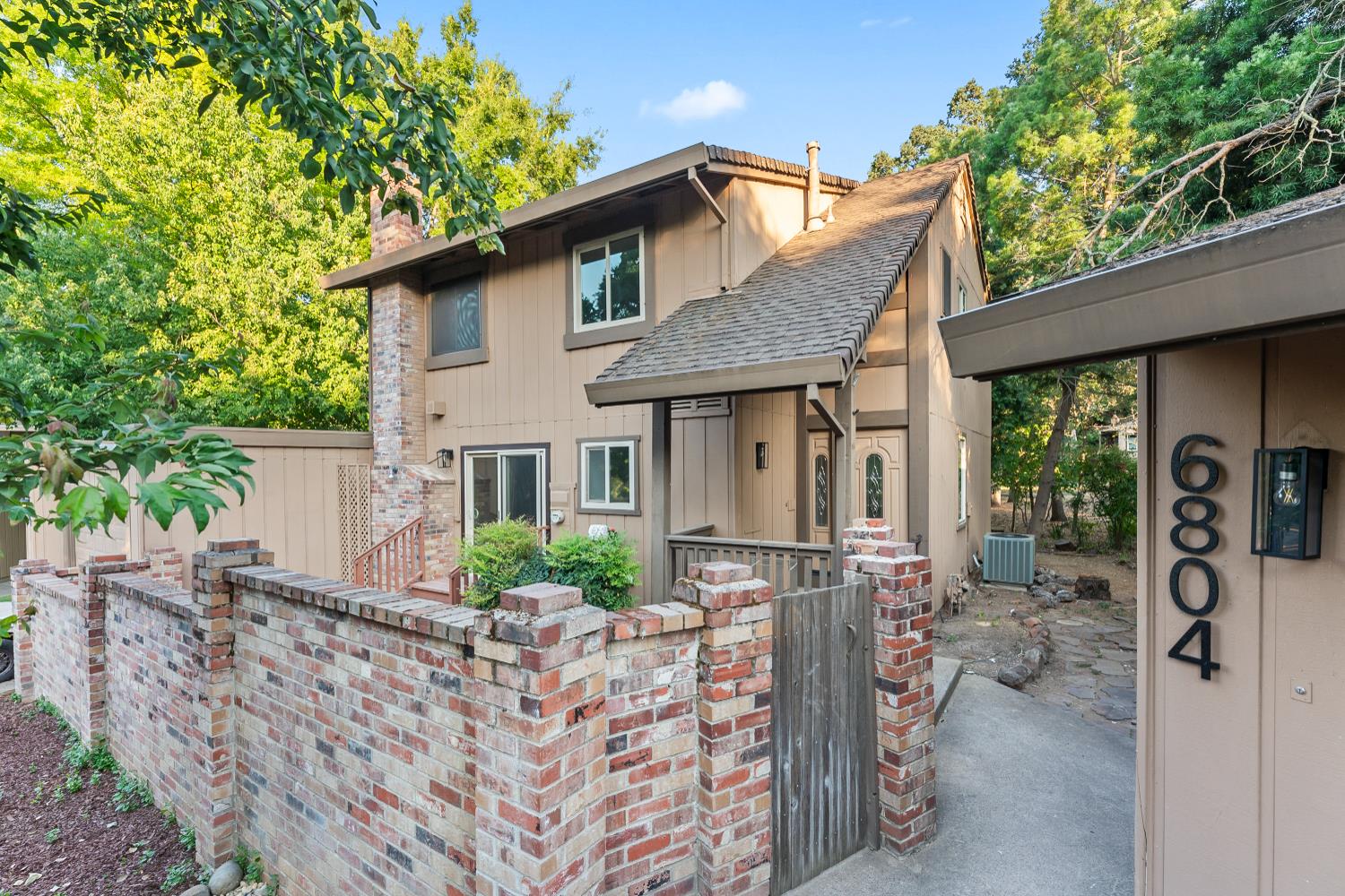 Detail Gallery Image 1 of 26 For 6804 Madrea Ct, Citrus Heights,  CA 95621 - 4 Beds | 2/1 Baths