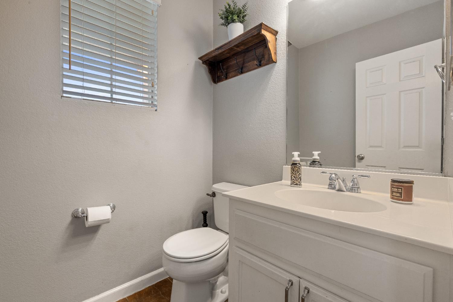 Detail Gallery Image 13 of 62 For 5422 Antique Rose Way, Riverbank,  CA 95367 - 3 Beds | 2/1 Baths