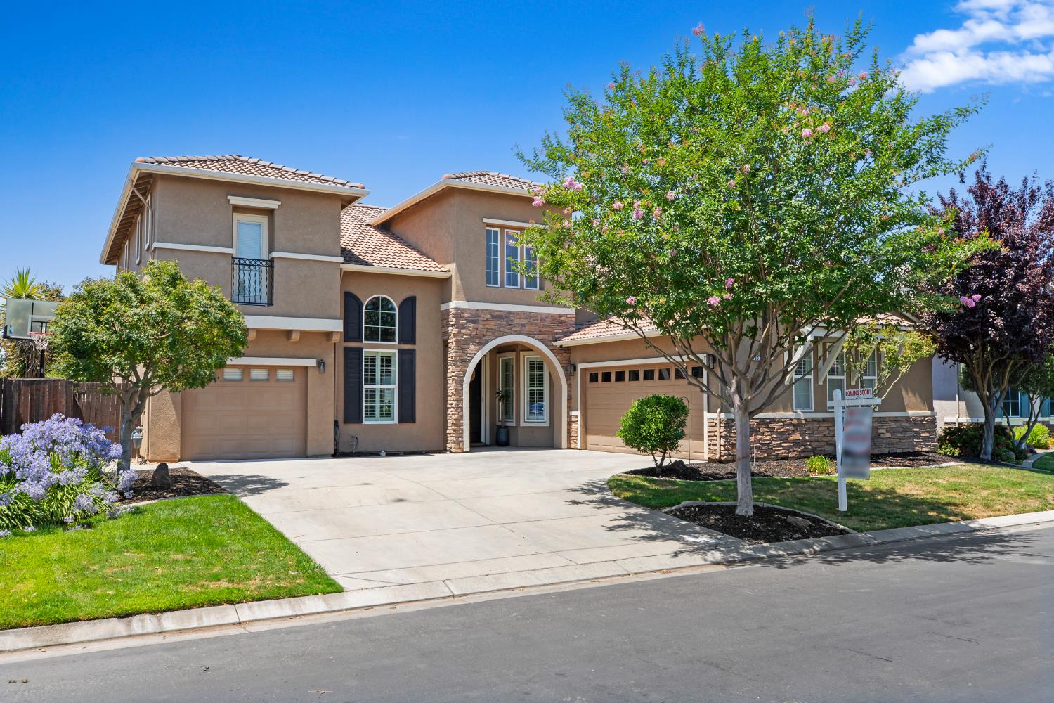Detail Gallery Image 2 of 67 For 3021 Edgeview Dr, Modesto,  CA 95355 - 5 Beds | 3/1 Baths